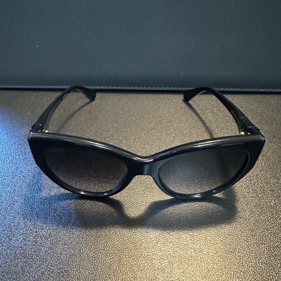 Gucci GG0877S 001 BRAND NEW in box - Picture 3 of 8